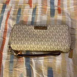 Michael Kors wallet w wristlet